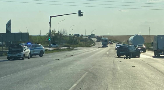 Большегрузы объезжают разбитые машины: авария на трассе М-5 под Сызранью