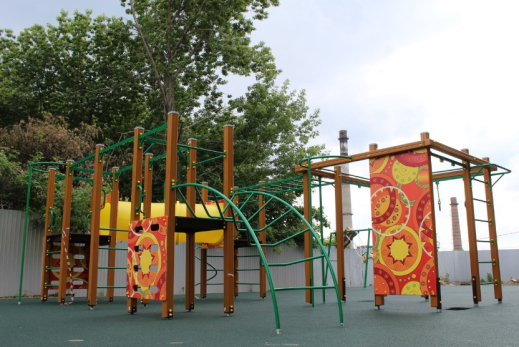 «Сюда надо экскурсии водить со всего города»: фото идеальной детской площадки в Сызрани