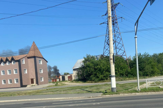 Густой черный дым и мужчина в бинтах: в Сызрани тушат деревянный жилой дом