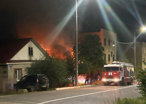 На главной улице Сызрани загорелся дом, рядом рыдала женщина