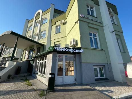 Полиция, скорая и пожарные стянулись к офисному зданию в центре Сызрани