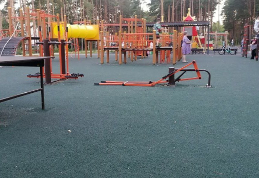 Не простоял и месяца: в Сызрани окончательно убили тренажер в парке «Белкин лес»