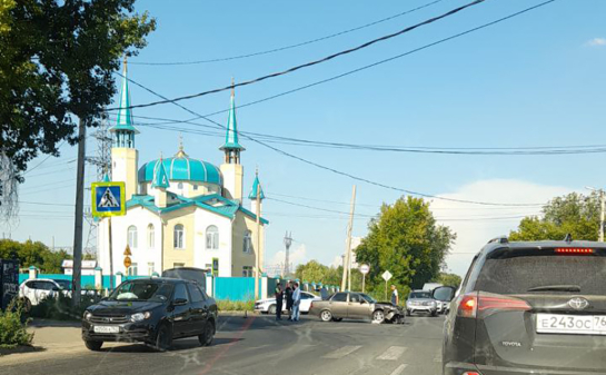 Приора с разбитой «мордой» застыла на перекрестке в Сызрани