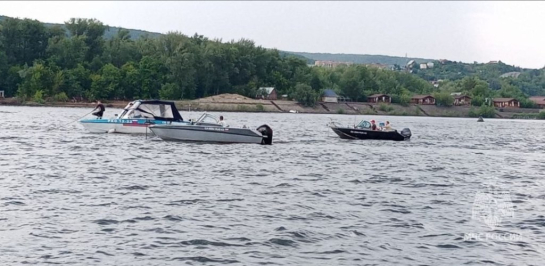 МЧС сообщает, на борту плавучего дома находились шесть человек: к сожалению, спасли не всех