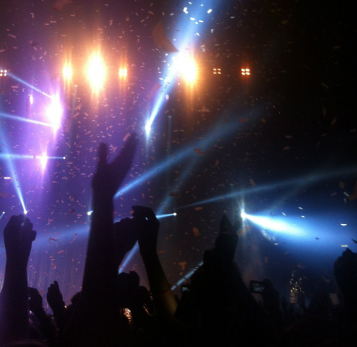 Рыдают под «Ясный мой свет»: зумеры начали сходить с ума по Булановой - певица неожиданно стала звездой TikTok