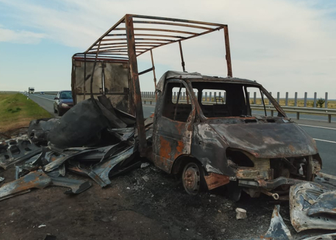 На трассе Сызрань – Саратов водитель выпрыгнул из горящей машины