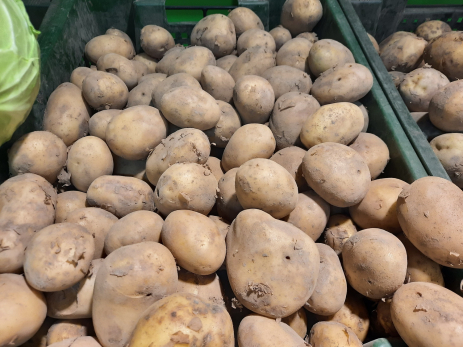 В магазинах гнильё, на рынках - дорого: картофель попал в климатические ножницы, но власти обнадежили