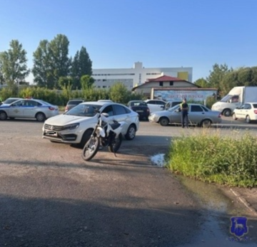 В Сызрани легковушка снесла юношу на мотоцикле: поворот налево оказался фатальным