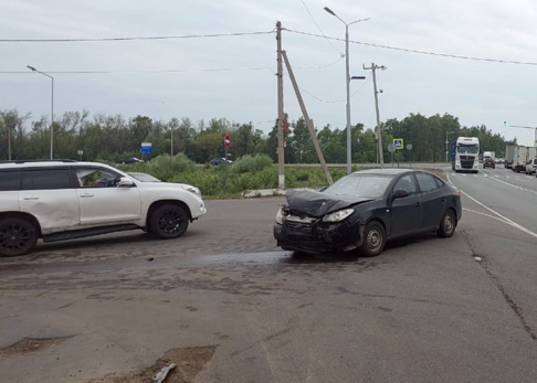На трассе Сызрань-Саратов «Крузак» разбил корейскую иномарку: вызвали скорую