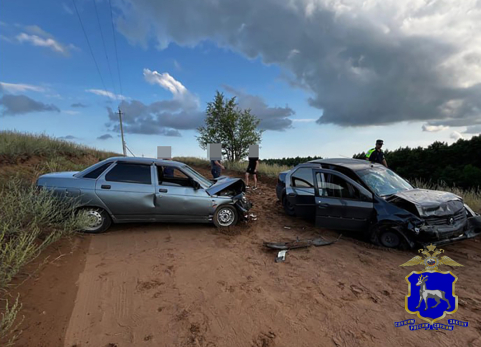 Хорошо отдохнули на озере: водителю разбитой иномарки потребовалась помощь медиков