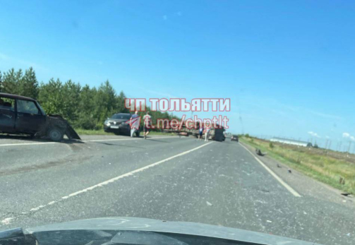 В Самарской области обычные «Жигули» завалили на бок грузовую фуру