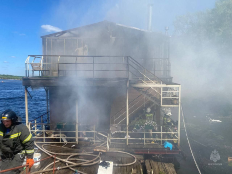 Плавучую баню в Самарской области тушили около трех часов – видео с места ЧП