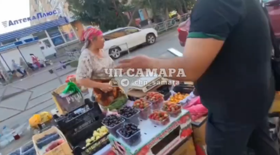 Хочешь меня мертвой сделать? В Самарской области продавщица бросалась фруктами в покупателей