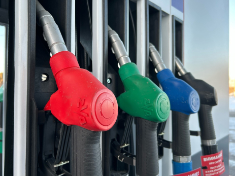 Водители заправляются и плачут: цены на бензин на АЗС снова рванули вверх