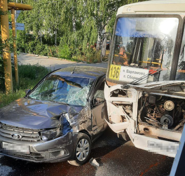 В Сызрани пассажирский автобус протаранил машину с людьми