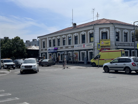 Из центра Сызрани на скорой увезли женщину: ЧП случилось около пиццерии