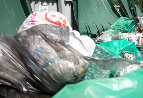 После ремонта контейнерной площадки жители Сызрани выбрасывают мусор с риском для жизни