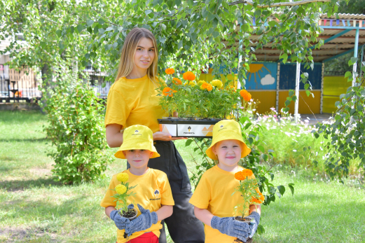 Сотрудники Сызранского НПЗ высадили цветы в детсадах города