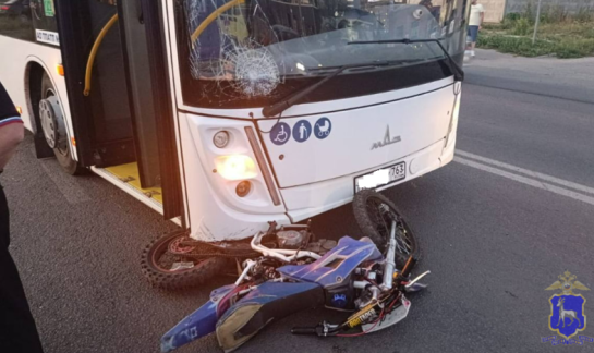 Подростки на мотоцикле влетели под пассажирский автобус: что известно на этот час