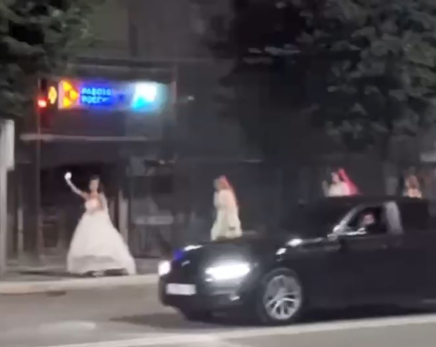 Безудержный девичник: ночью по Сызрани разгуливала толпа невест - видео