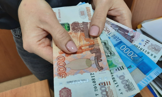 Две новости для россиян: одна хорошая - рабочий день сократят, другая плохая - зарплату понизят