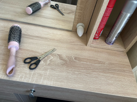 Стрижка только началась: девушка провела девять часов в салоне красоты и осталась без волос