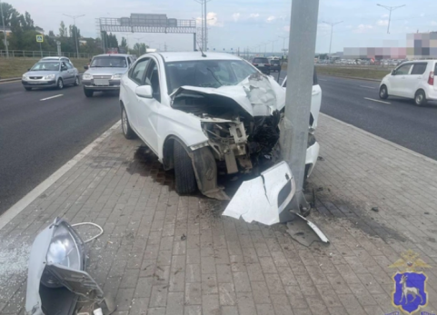 Белая Lada Vesta на скорости влетела столб: медики приехали, но было уже поздно