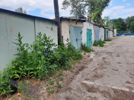 Водители в Сызрани собачатся и паркуются там, где придется. А гаражи зарастают травой