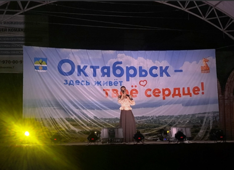 К вечеру гуляния в Октябрьске вышли на свой пик - номер девчонок вызвал бурю восторга