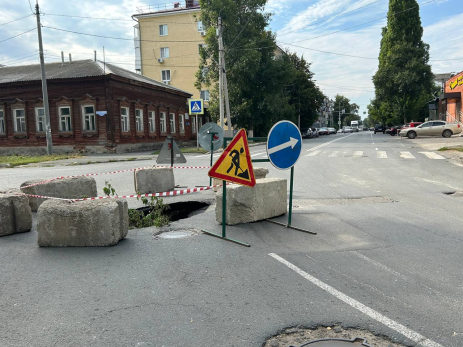 В центре Сызрани на автомобильной дороге неожиданно разверзлась земля