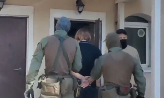 Нарисовавшего свастику в песочнице мальчика задержали бойцы СОБР