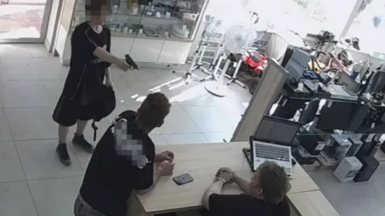 Деньги на кассу, я сказал: в ломбард вошел парень и вытащил пистолет - смотрим видео