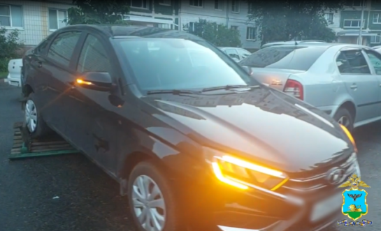 7-летняя девочка сбила человека и протаранила автомобили, катая на машине пьяного папу