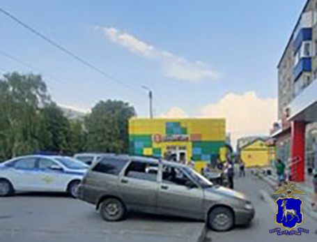 Пожилую женщину покалечили у городской больницы в городе Октябрьске