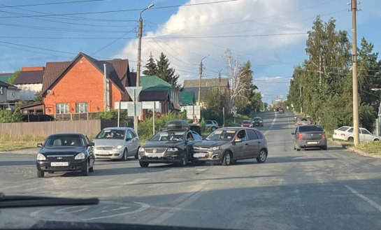 На проклятом перекрестке Сызрани снова авария: удар пришелся в дверь водителя