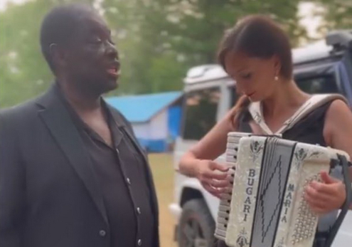 Сызранская аккордеонистка-виртуоз Мария Селезнева исполнила Sexbomb с Роем Янгом - видео