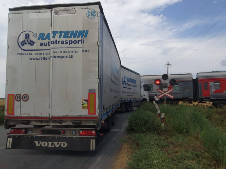 Пассажирский поезд столкнулся с выехавшей на пути фурой на Куйбышевской железной дороге