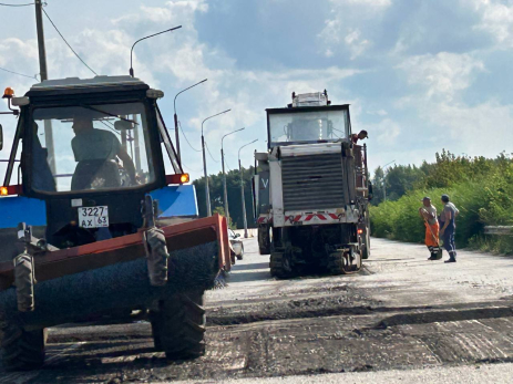 Режут старый асфальт: дорожники добрались до одной из самых проблемных дорог Сызрани