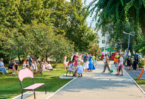 Самые смелые стояли на гвоздях: в центре Сызрани прошел весьма бодрый завтрак - фото