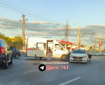 Лада Веста вылетает на перекресток под удар скорой - появилось видео