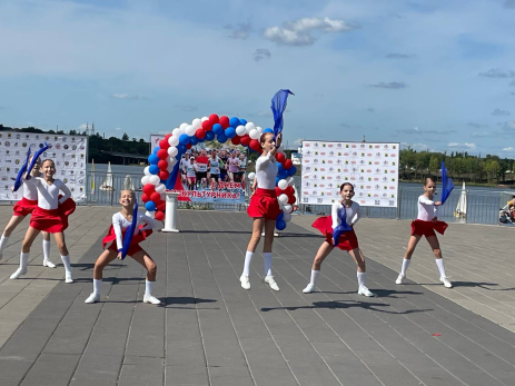 Праздник в центре Сызрани начался с зажигательных танцев: на набережной собрались сотни людей - фото