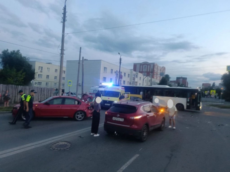 На место ЧП вызвали медиков: на перекрестке в Сызрани - куча машин, включая комфортабельный автобус