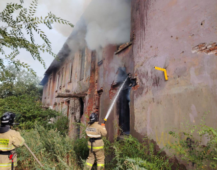 В Октябрьске загорелся двухэтажный кирпичный дом на улице Шмидта