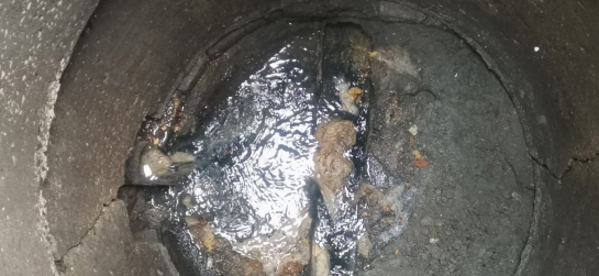 Жуткое зрелище: городскую канализацию Октябрьска забили женскими прокладками