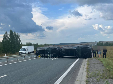 На трассе Сызрань-Ульяновск опрокинулся автовоз с новыми «Тойотами»