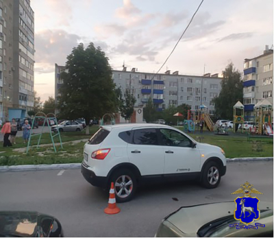 В Сызрани шестилетний ребенок выбежал на дорогу и попал под машину