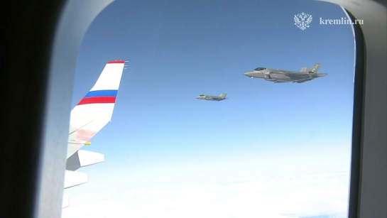 Кремль опубликовал видео с американскими истребителями в небе у самолета с Путиным