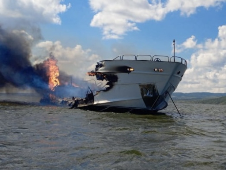 Утром на Волге сгорела шикарная яхта - в момент ЧП борту было шесть человек