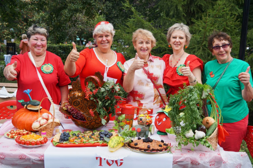 Гигантская пицца, томат-рекордсмен и карнавал: в помидорной столице страны проходит главный гастрономический праздник - смотрим фото