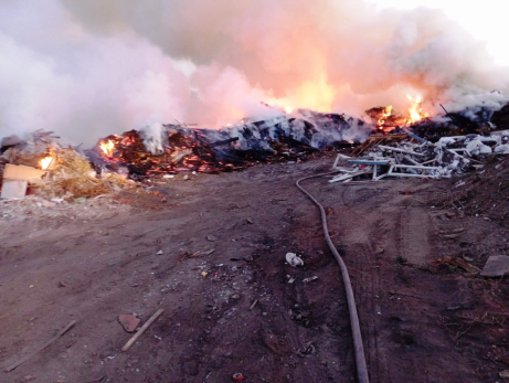 В Октябрьске вспыхнул крупный пожар на несанкционированной свалке – фото